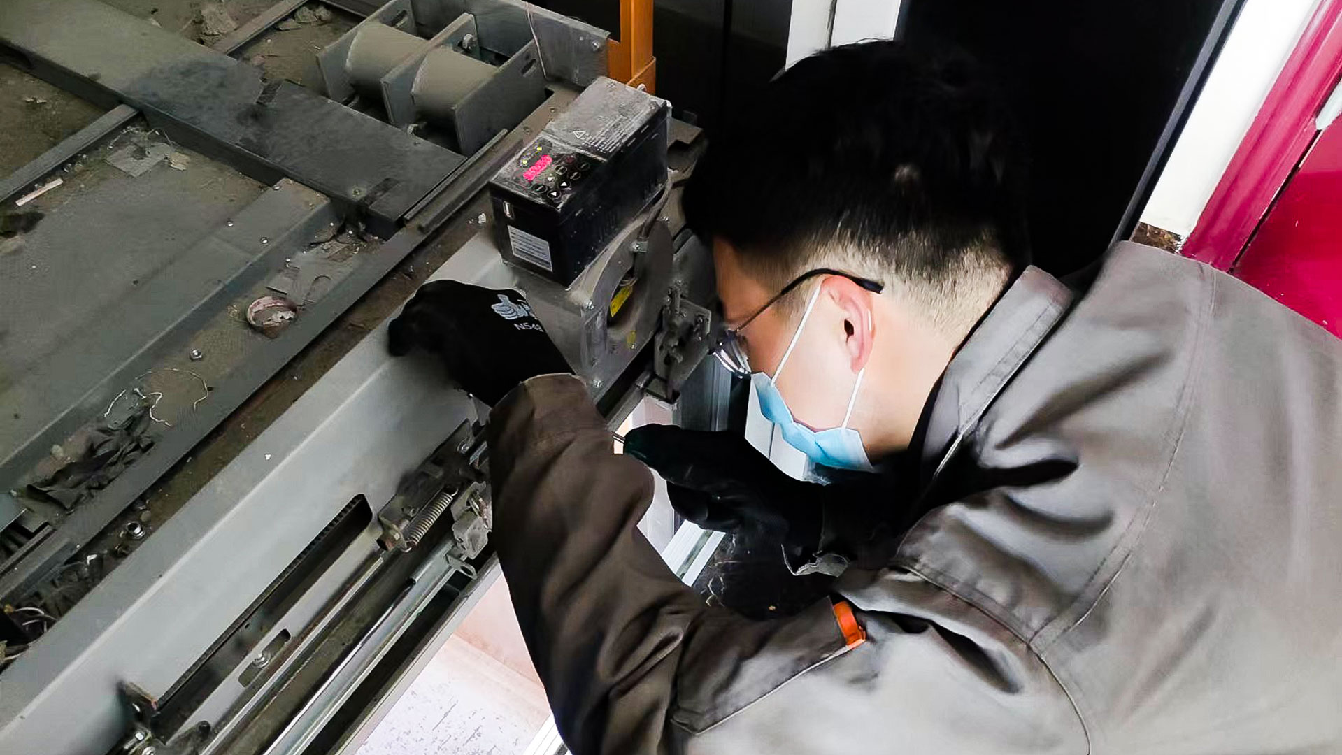 查看門機(jī).jpg